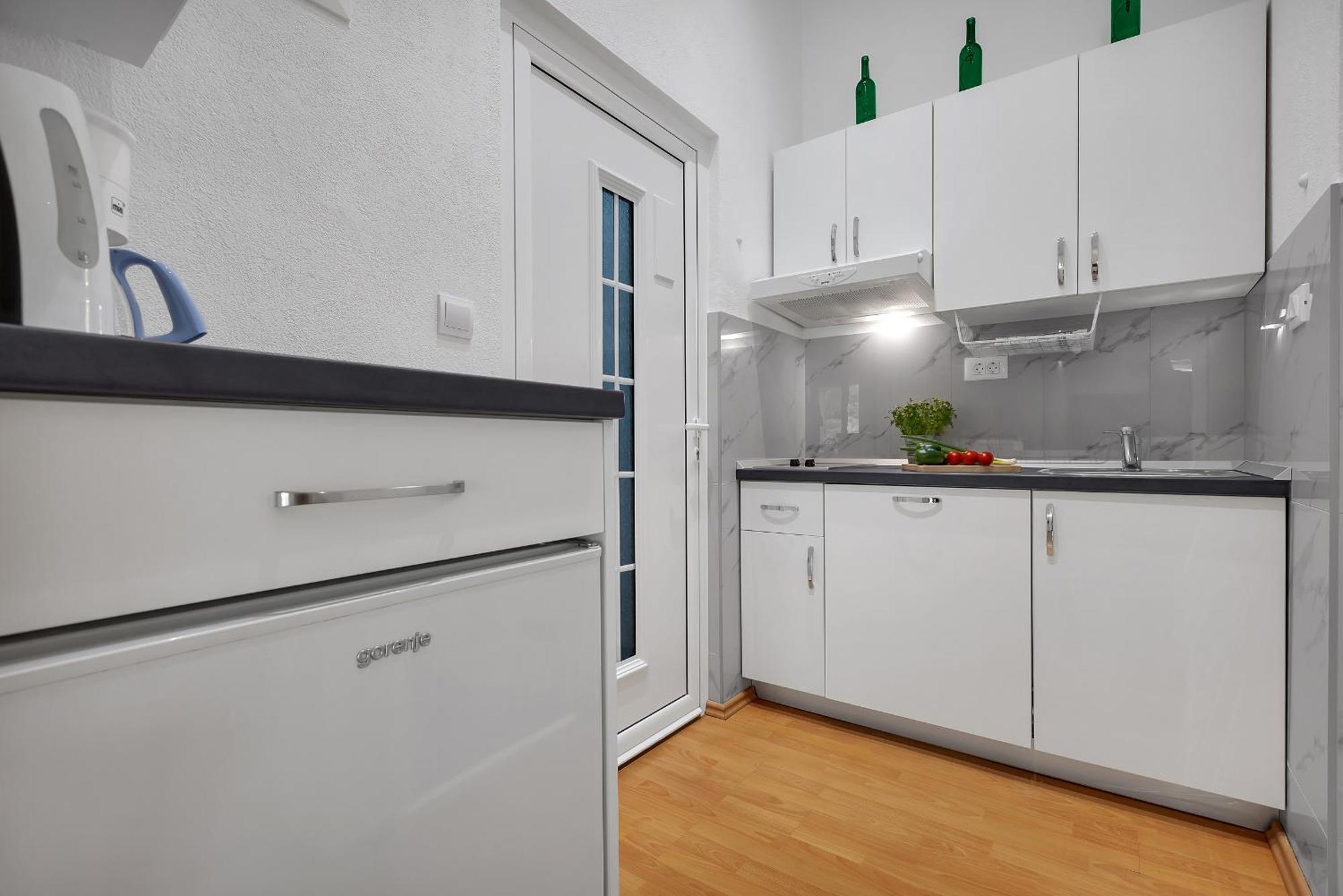 Apartments Villa Katarina Tucepi Bagian luar foto