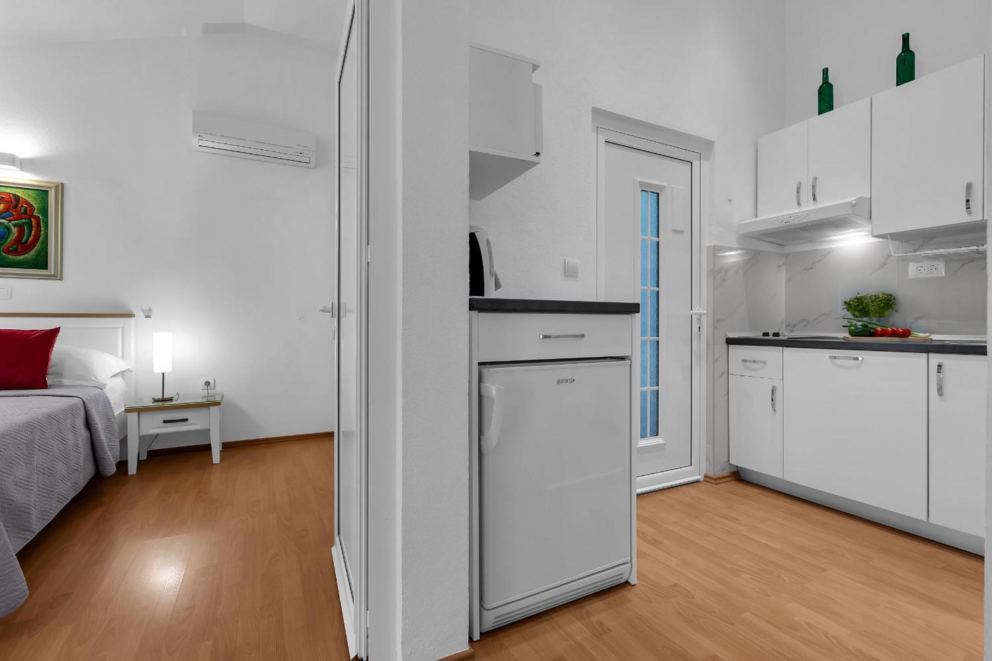 Apartments Villa Katarina Tucepi Bagian luar foto