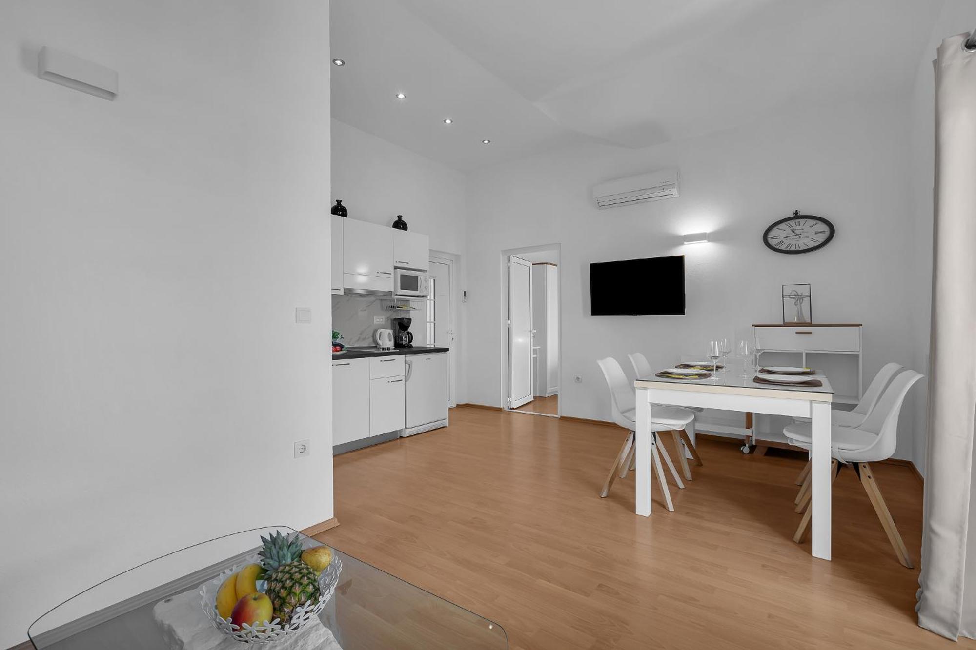 Apartments Villa Katarina Tucepi Bagian luar foto
