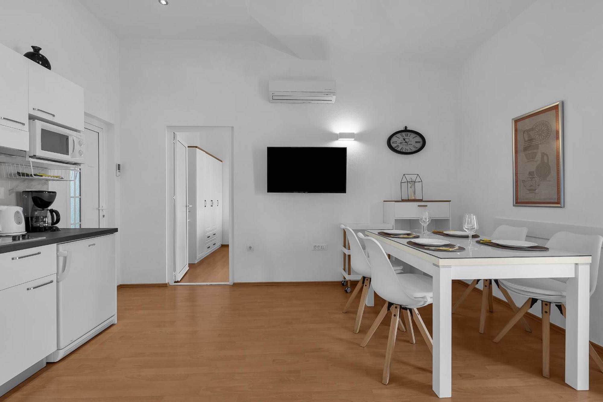 Apartments Villa Katarina Tucepi Bagian luar foto